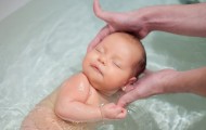 What are the issues to be considered when bathing a baby?